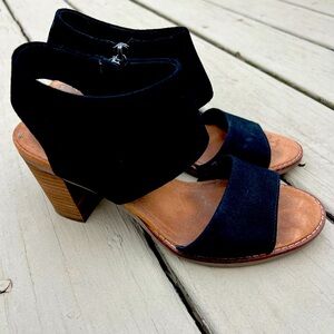 TOMS BLACK SUEDE SANDALS SIZE 8